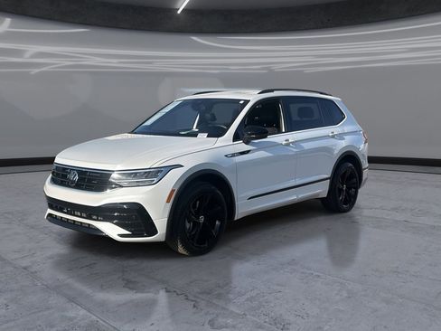 Certified 2024 Volkswagen Tiguan SE R-Line FWD image 3