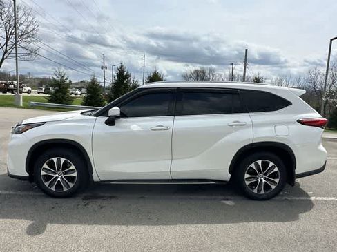 Used 2020 Toyota Highlander XLE image 2