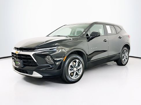 Used 2025 Chevrolet Blazer LT image 3