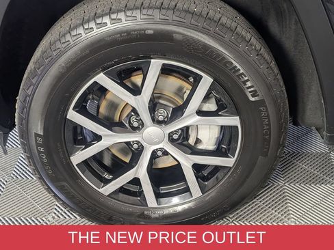 Used 2023 Jeep Grand Cherokee Limited w/ Luxury Tech Group II AWD/4WD image 8