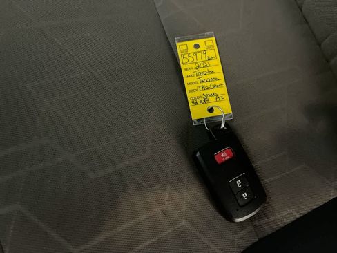 Used 2021 Toyota Tacoma TRD Sport w/ Technology Package image 26