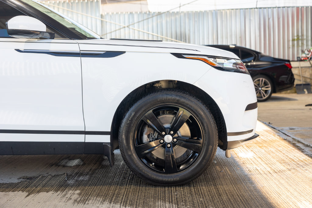 Used 2018 Land Rover Range Rover Velar S AWD/4WD image 10