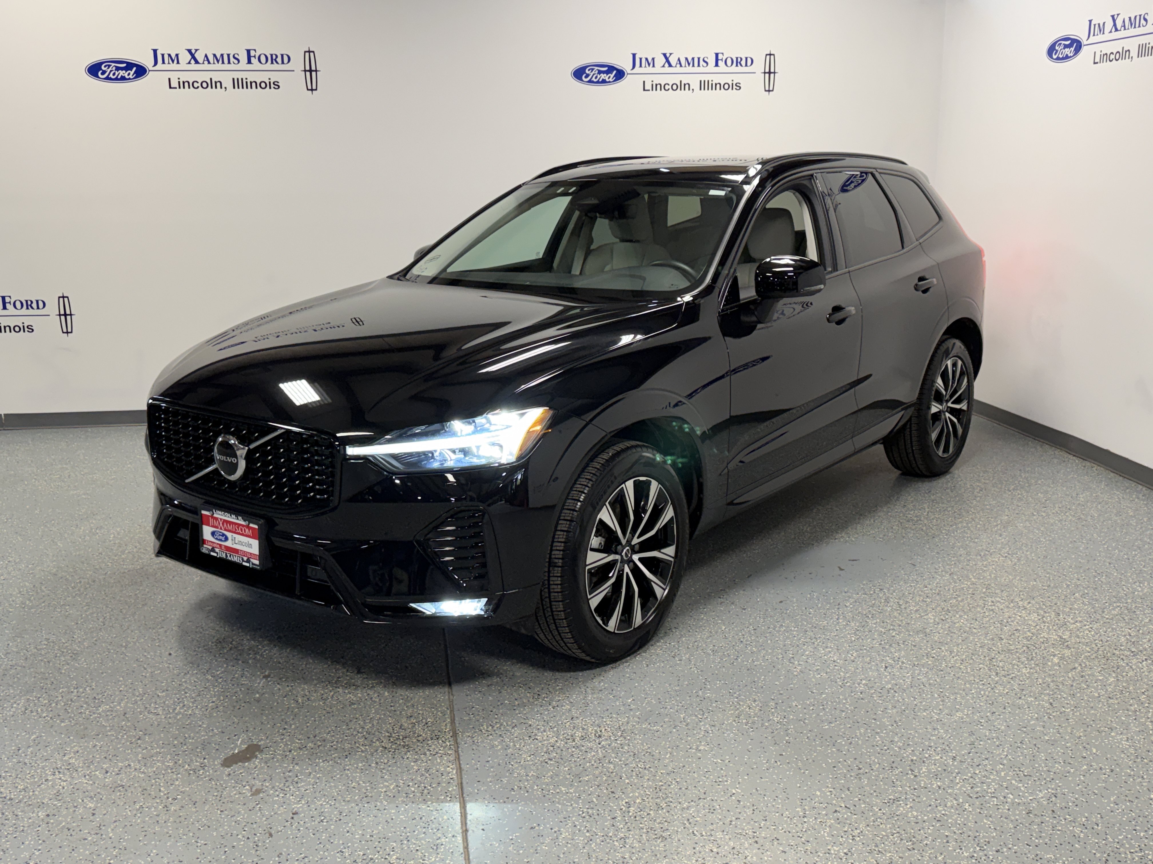Used 2025 Volvo XC60 B5 Core w/ Protection Package Premier AWD/4WD image 3