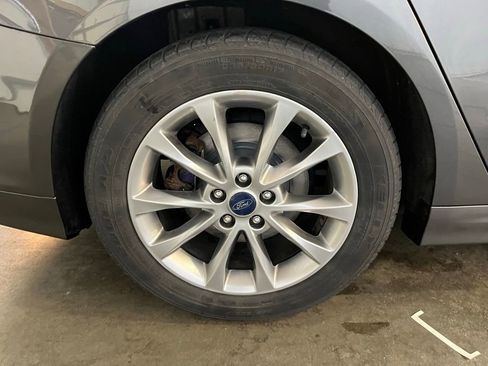 Used 2017 Ford Fusion SE w/ Fusion SE Technology Package image 30