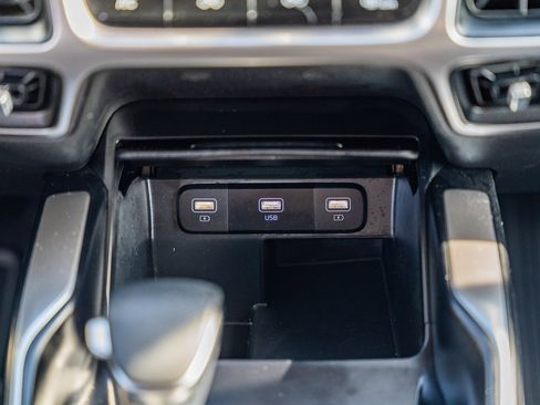 Used 2023 Kia Sorento LX image 28