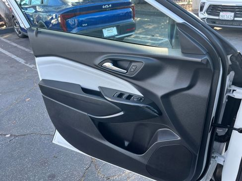 Used 2025 Chevrolet Trax LT w/ LT Convenience Package image 18