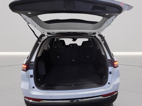 Used 2023 Jeep Grand Cherokee Laredo image 27