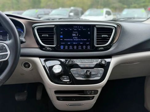 Used 2017 Chrysler Pacifica Touring-L Plus FWD image 16