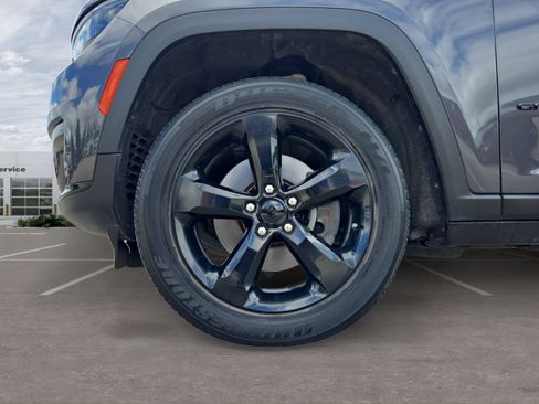 Used 2024 Jeep Grand Cherokee L Altitude RWD image 11