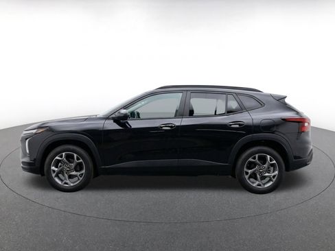 Used 2025 Chevrolet Trax LT FWD image 4