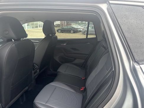 Used 2025 Volkswagen Tiguan SE AWD/4WD image 12