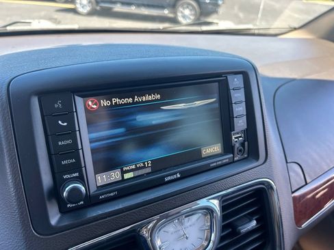 Used 2015 Chrysler Town & Country Touring FWD image 14