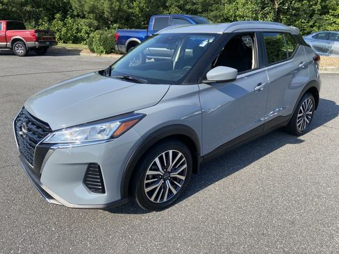 Certified 2022 Nissan Kicks SV FWD image 1