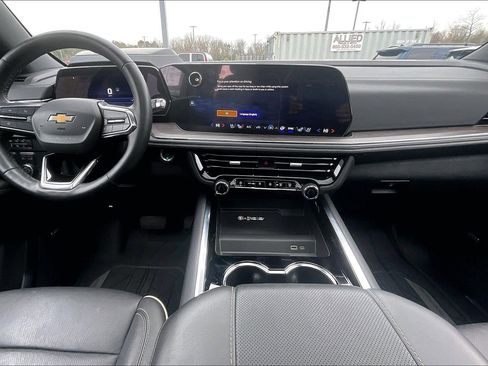 Used 2025 Chevrolet Suburban Premier image 16