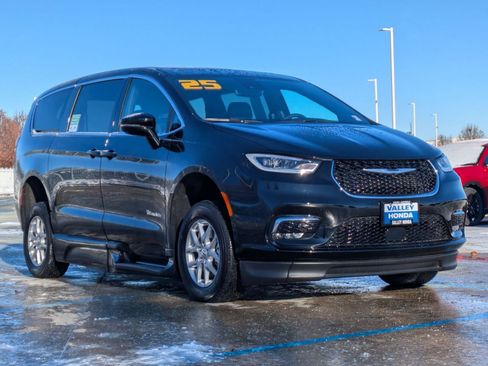 Used 2025 Chrysler Pacifica Select image 4