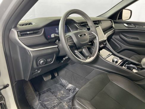 Used 2023 Jeep Grand Cherokee Altitude image 9