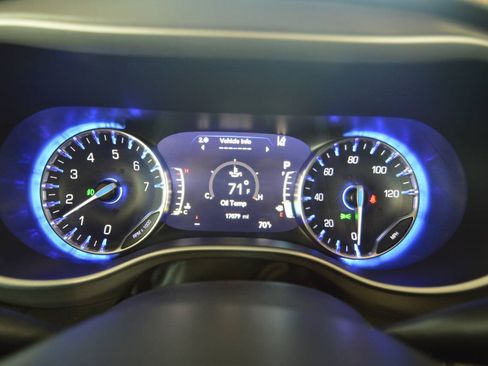Used 2025 Chrysler Pacifica Select AWD/4WD image 37