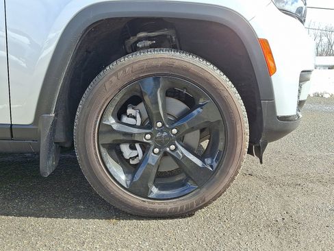 New 2025 Jeep Grand Cherokee L Altitude image 9