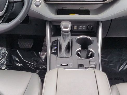 Used 2023 Toyota Highlander XLE FWD image 19
