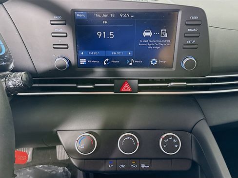 Used 2025 Hyundai Elantra SE FWD image 18