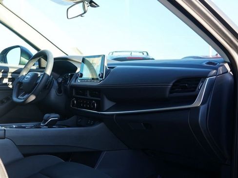 Used 2025 Nissan Rogue S image 21