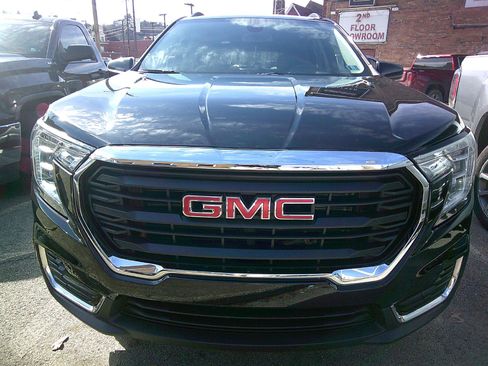 Used 2022 GMC Terrain SLE w/ Driver Convenience Package image 2