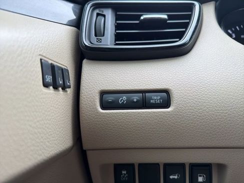 Used 2018 Nissan Rogue SV w/ Premium Package image 26