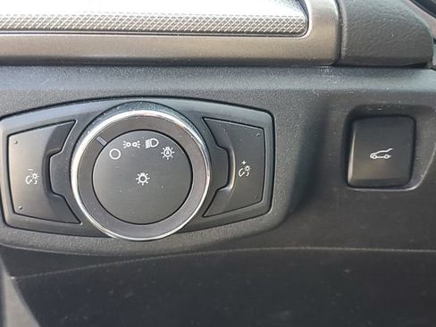 Used 2019 Ford Fusion SE FWD image 18