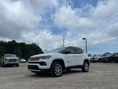 Used 2025 Jeep Compass Limited AWD/4WD image 2