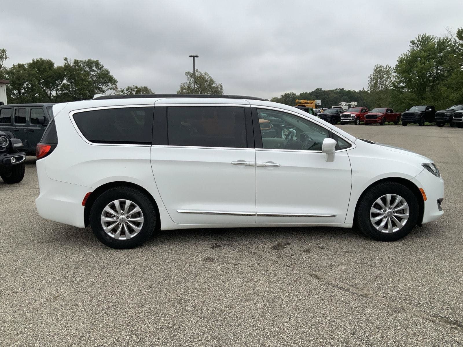 Used 2017 Chrysler Pacifica Touring-L FWD image 11