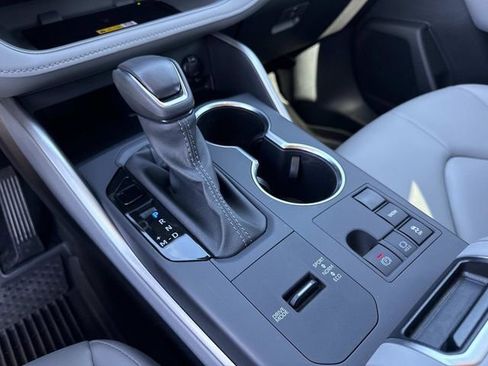 Used 2025 Toyota Highlander XLE image 33