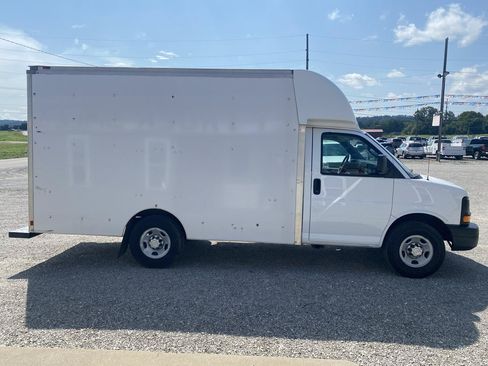 Used 2016 Chevrolet Express 3500 RWD image 2