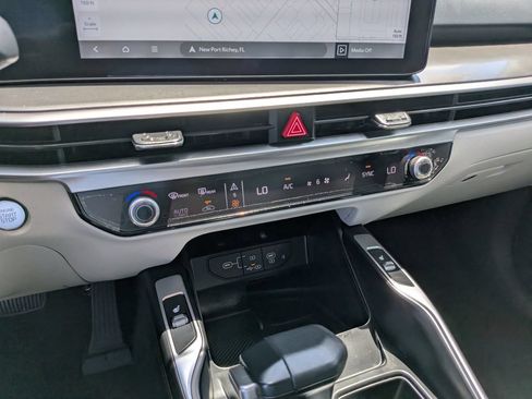 Certified 2025 Kia Sorento S FWD image 25