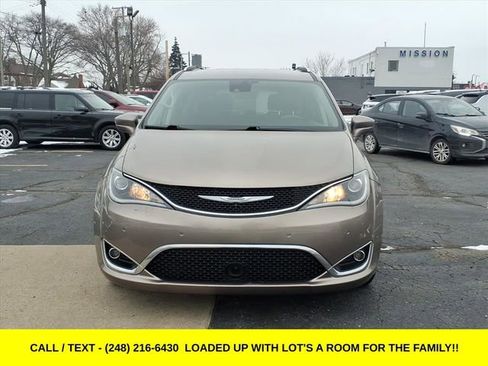 Used 2018 Chrysler Pacifica Touring-L w/ Advanced Safetytec Group image 2