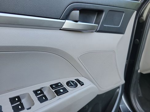Used 2020 Hyundai Elantra SE FWD image 24