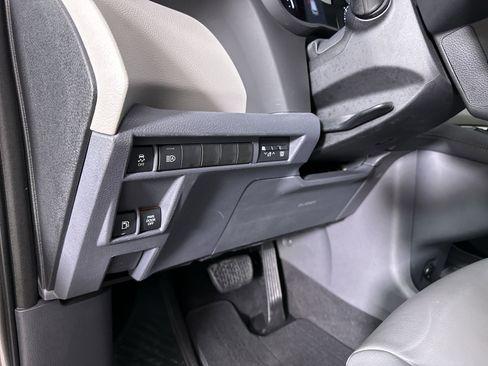 Used 2022 Toyota Sienna XLE image 54