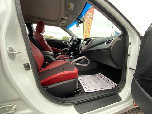 Used 2012 Hyundai Veloster w/ Style Pkg image 11