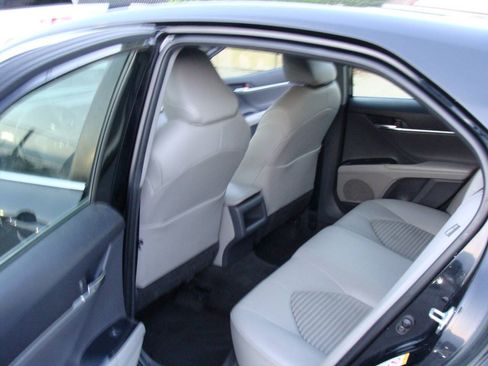 Used 2018 Toyota Camry SE FWD image 13