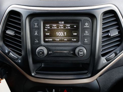 Used 2017 Jeep Cherokee Sport image 30