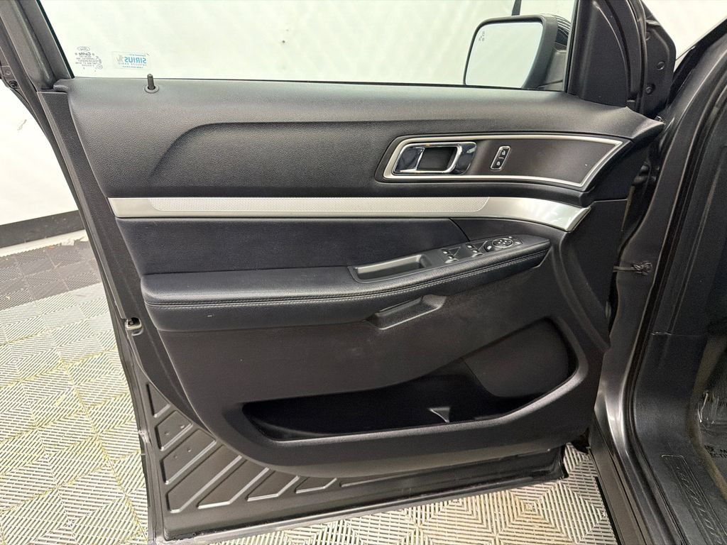 Used 2017 Ford Explorer XLT w/ Equipment Group 201A FWD image 11