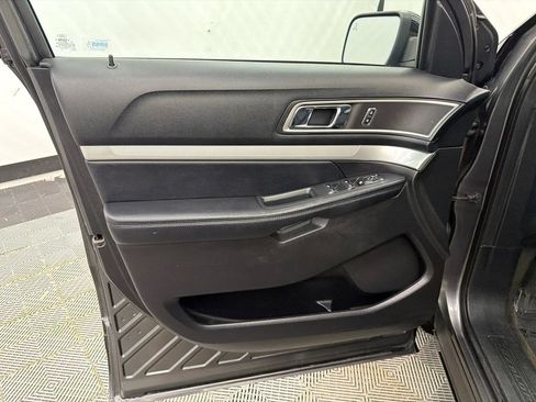 Used 2017 Ford Explorer XLT w/ Equipment Group 201A FWD image 11