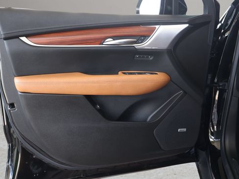 Certified 2025 Cadillac XT5 Premium Luxury FWD image 9