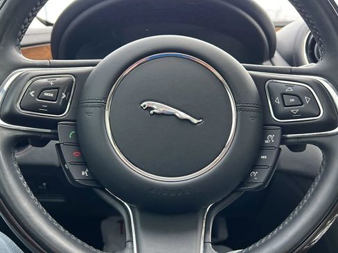 Used 2016 Jaguar XJ Supercharged RWD image 29