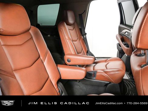 Used 2018 Cadillac Escalade Luxury AWD/4WD image 23