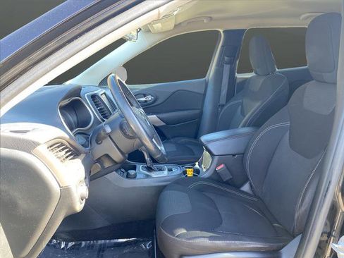 Used 2017 Jeep Cherokee Latitude w/ Cold Weather Group image 4