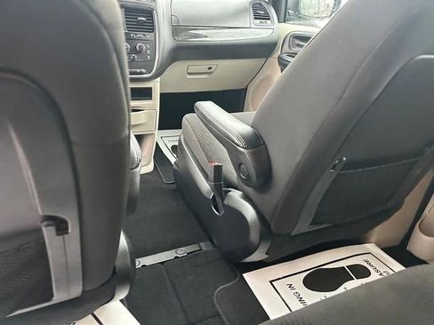 Used 2019 Dodge Grand Caravan SE w/ UConnect Hands-Free Group image 15