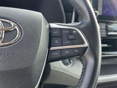 Used 2023 Toyota Highlander LE image 18