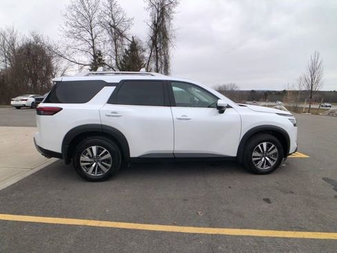 Certified 2025 Nissan Pathfinder SL image 8
