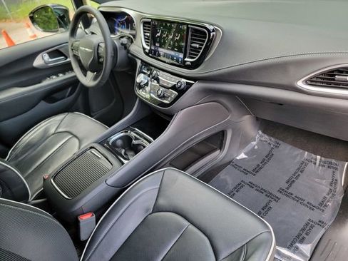 Certified 2023 Chrysler Pacifica Limited w/ S Appearance Package AWD/4WD image 26