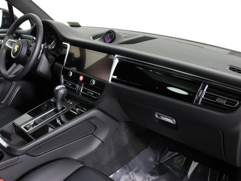 Used 2025 Porsche Macan image 24
